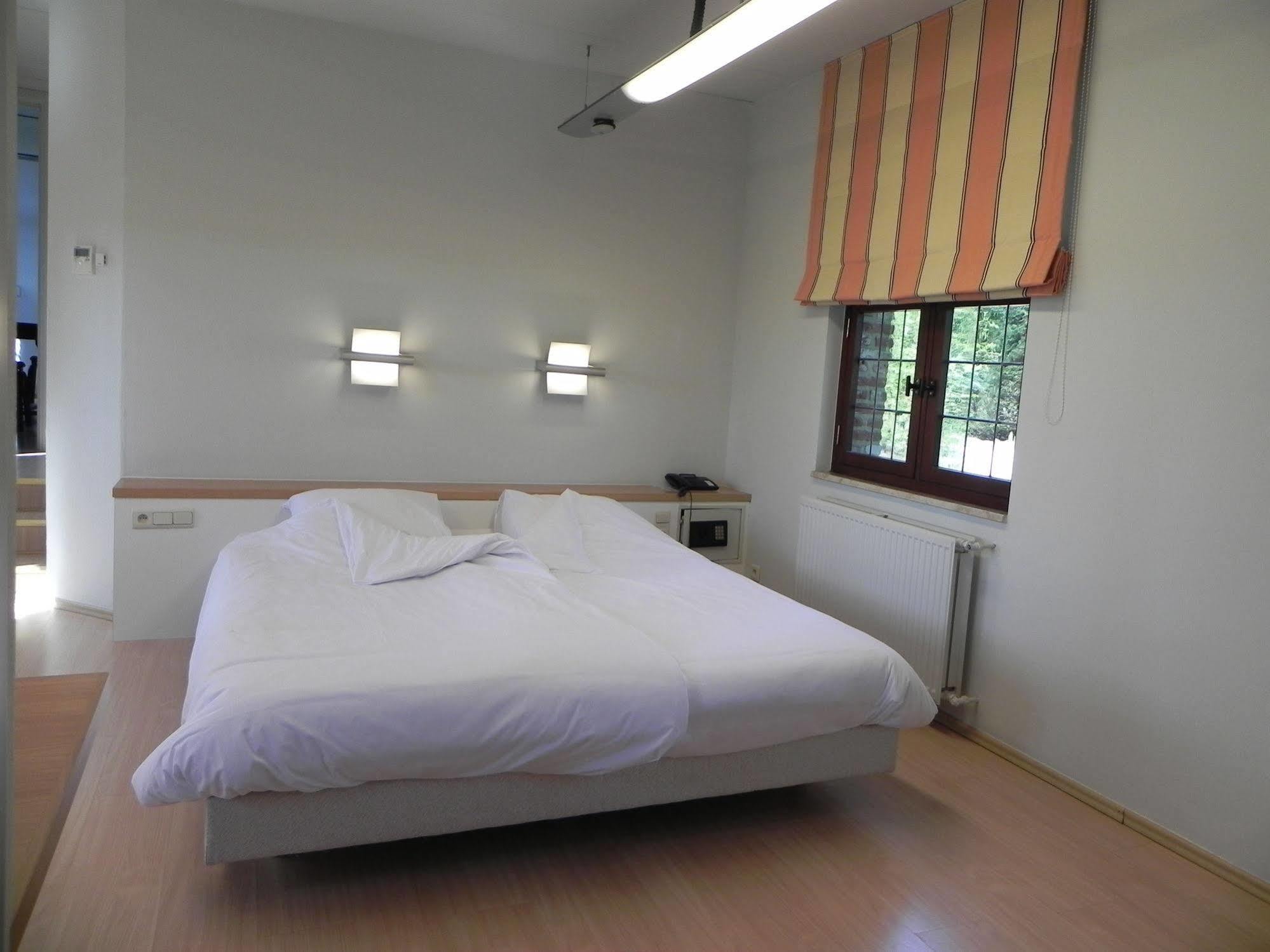 Hotel Priorij Corsendonk Oud-Turnhout Esterno foto